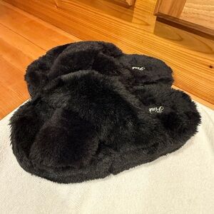 Victoria's Secret PINK faux-fur criss-cross slippers in black.sz Small